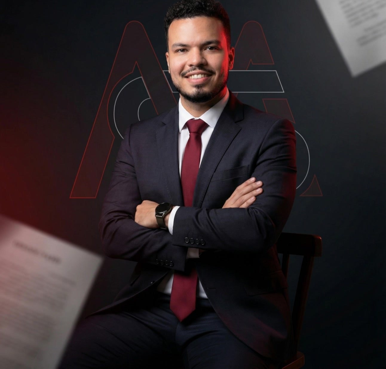 Dr. Matheus Oliveira Silva, de terno escuro e braços cruzados, sorrindo